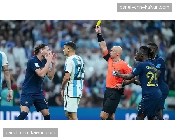 瞬间定格：卡利亚里前锋肖穆罗多夫反击中单刀赴会前的最后一次抬头观察