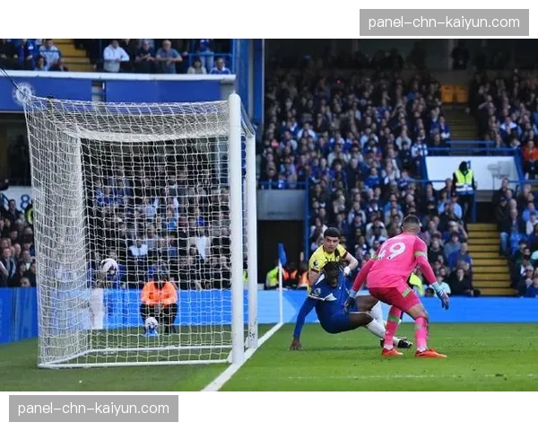 争议！切尔西球员投诉对方禁区内手球，VAR介入后未判点球