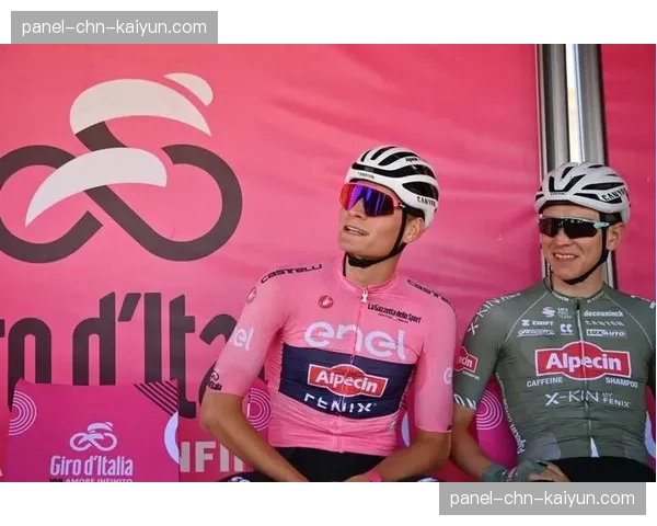 通讯：环意自行车赛在都灵发车，意大利本土车手身着粉衫亮相